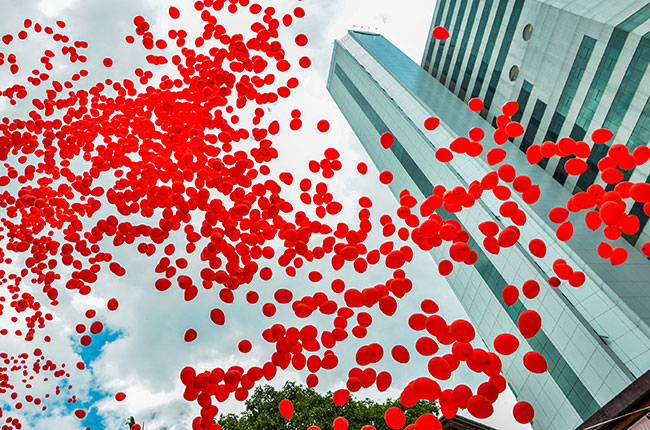 Balões no céu de São Paulo lembram a luta contra a AIDS (Foto: Alexandre Carvalho/ A2 Fotografia)