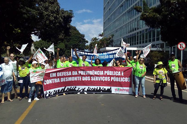 Profissionais do INSS realizam manifestação em frente ao MDSA