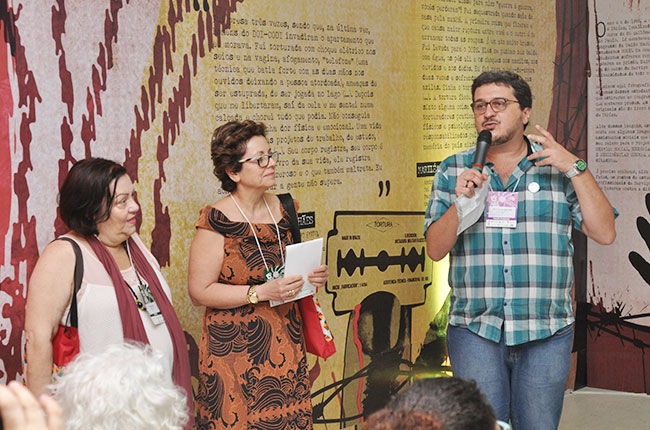Imagem do presidente do CFESS, Maurilio Matos, da conselheira Tânia Diniz e da assistente social Beatriz Abramides, no lançamento da exposição sobre a ditadura