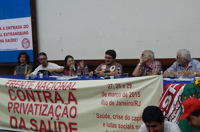 Imagem da mesa da qual participou o presidente do CFESS, Maurilio Matos, no Seminário da Frente da Saúde