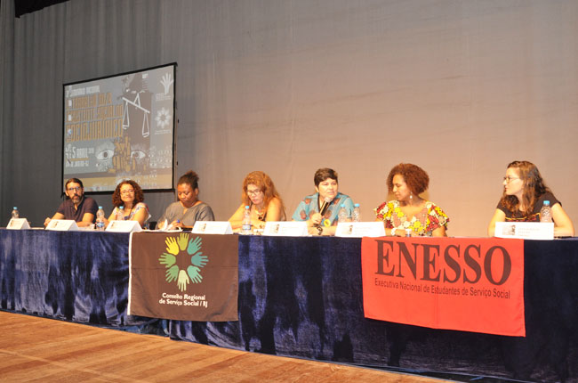 Imagem da mesa de abertura do evento, com representantes do CFESS, Abepss, CRESS-RJ, Enesso e Uerj.