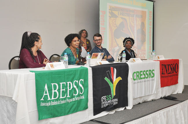 Imagem da mesa de abertura do Encontro Nacional, durante a fala da presidente do CFESS, Josiane Soares.