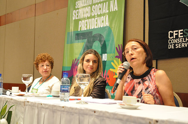 Imagem da mesa com as assistentes sociais Ana Cartaxo e Lucia Lopes