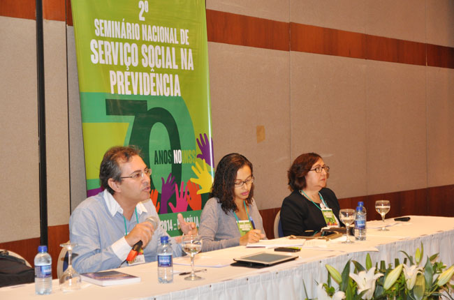 Mesa de debate com o professor Evilásio Salvador e a professora Marcia Emília Rodrigues