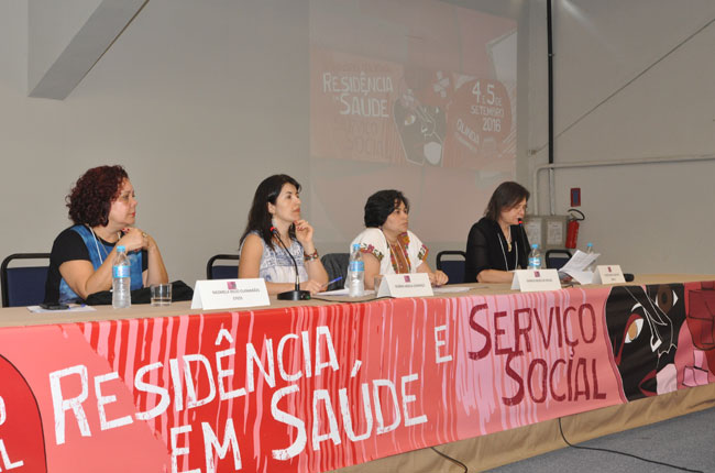 Imagem da mesa de abertura, com a conselheira do CFESS Nazarela Rego e a presidente da Abepss, Raquel Santana