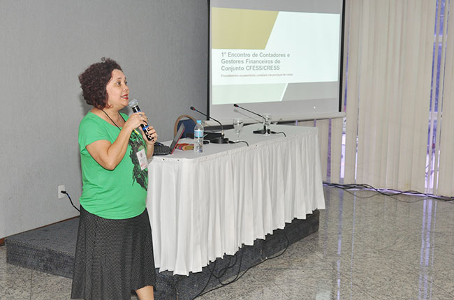 Imagem da conselheira do CFESS Nazarela Rêgo, durante sua fala no evento.