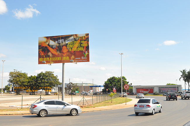 Imagem mostra outdoor localizado na saída do aeroporto de Brasília (DF) com a campanha do Dia do/a Assistente Social