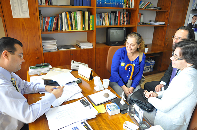 Foto mostra o deputado Fábio Trad em seu gabinete assinando o parecer favorável ao PL Educação