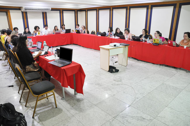 Imagem da gestão do CFESS reunida em uma sala de reuniões, em formato de U, para o Conselho Pleno.
