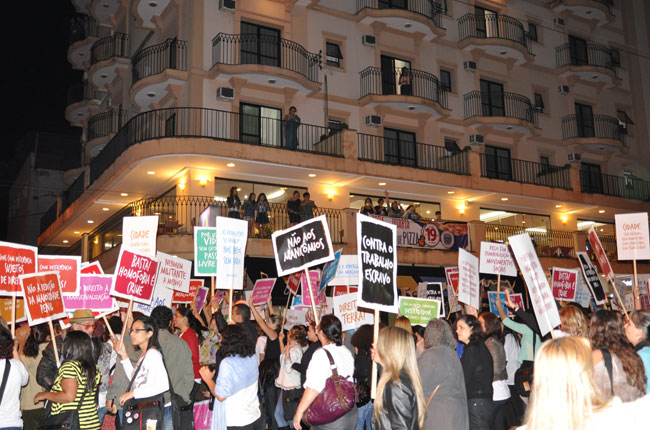 Populacão saiu nas janelas e manifestou apoio à marcha do CBAS (foto: Diogo Adjuto)