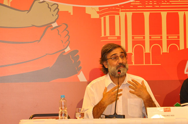 Imagem do professor Mauro Iasi, durante mesa no 44º Encontro Nacional CFESS-CRESS, ocorrido no Rio de Janeiro em setembro de 2015