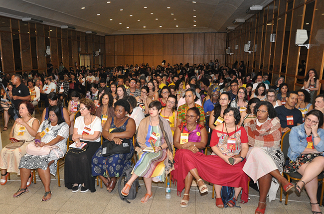 Imagem da plenária lotada com participantes do evento no primeiro dia. 