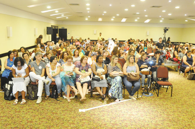 Imagem mostra participantes do 45º Encontro Nacional CFESS-CRESS no auditório, durante abertura do evento