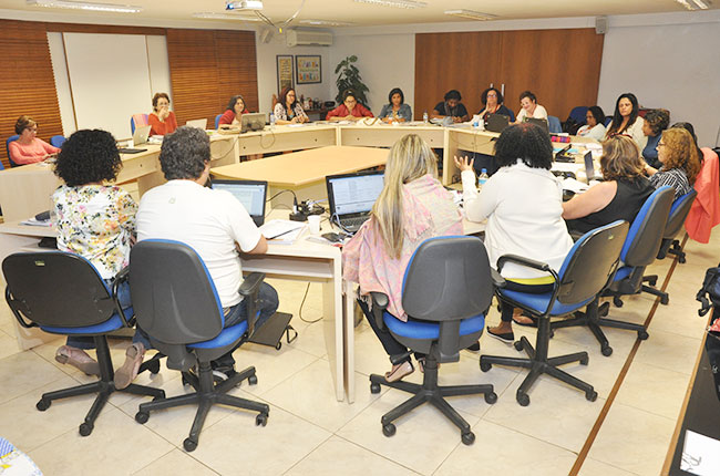 Imagem da reunião do CFESS com as representantes nos espaços de controle social