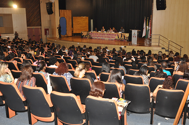 Foto mostra auditório da UFPA com participantes nas cadeiras assistindo à palestra