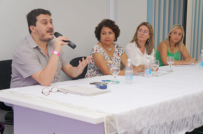 Imagem da mesa da qual participou o presidente do CFESS, Maurílio Matos, no seminário em São Luís. 